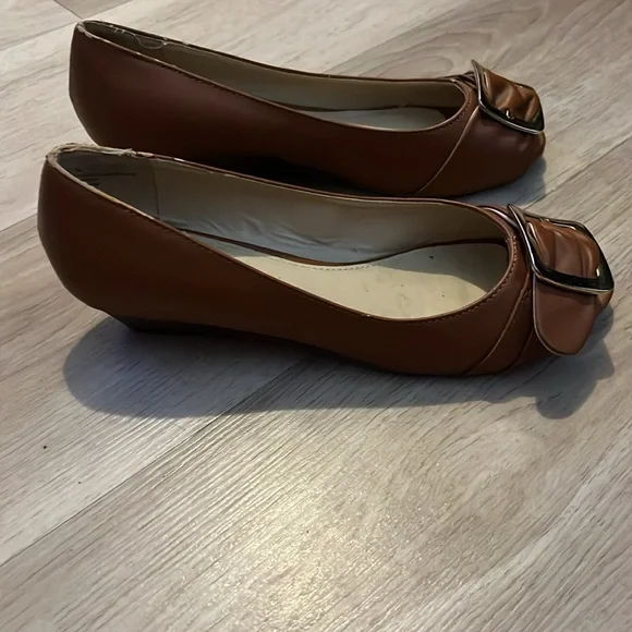 Shoes - Picture 2 of 9